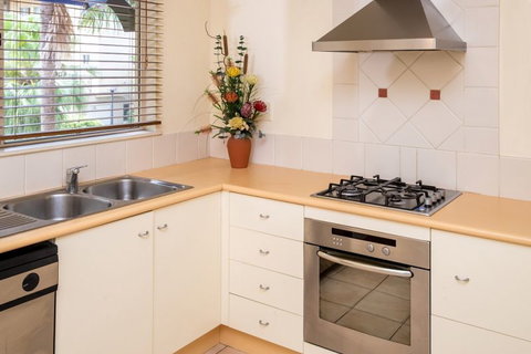 The Lakes Cairns Resort - Kempsey Accommodation 1