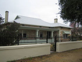 Naracoorte Cottages - MacDonnell House - Kempsey Accommodation 0
