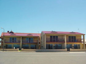 Tumby Bay Hotel Seafront Apartments - Kempsey Accommodation 0
