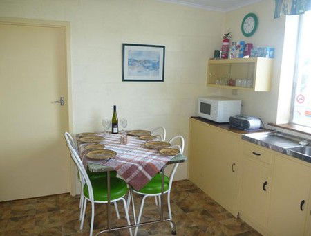 Oaklands Fishing Cottage - Kempsey Accommodation 3
