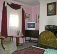 Hollyhock Cottage - Kempsey Accommodation