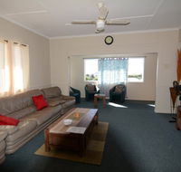 AMELIA STREET GLADSTONE 5 BEDROOMS - Kempsey Accommodation