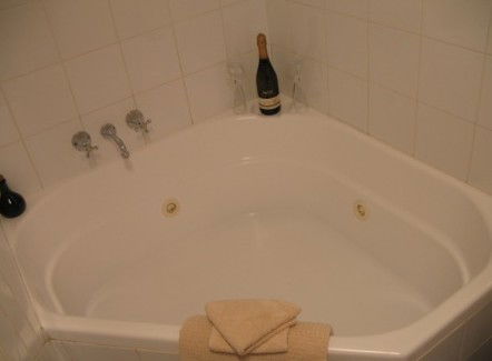 Harrow Cottages - Kempsey Accommodation 2