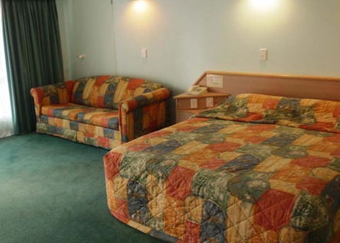Runaway Bay Motor Inn - Kempsey Accommodation 0