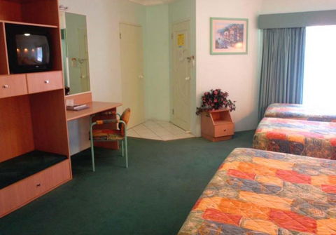Runaway Bay Motor Inn - Kempsey Accommodation 1