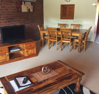 Cleveland Visitor Villas Motel  Shailer Park Garden Villas - Kempsey Accommodation