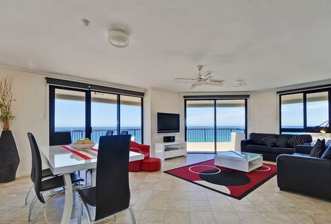 Clubb Coolum Beach - Kempsey Accommodation 2
