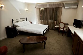 Elizabethan Lodge - Kempsey Accommodation 7
