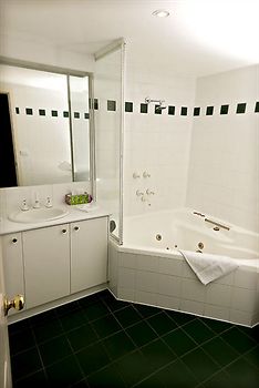 Elizabethan Lodge - Kempsey Accommodation 10
