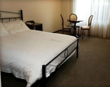 Elizabethan Lodge - Kempsey Accommodation 16