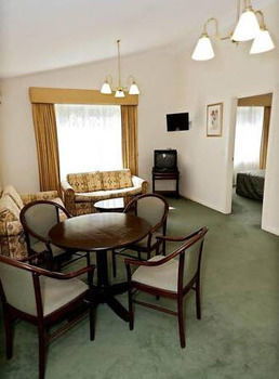 Elizabethan Lodge - Kempsey Accommodation 18