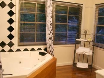 Tudor Cottages Mt Dandenong - Kempsey Accommodation 2
