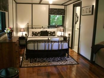 Tudor Cottages Mt Dandenong - Kempsey Accommodation 9