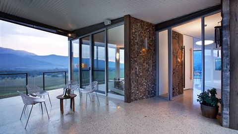 Feathertop Chateau - Kempsey Accommodation 4
