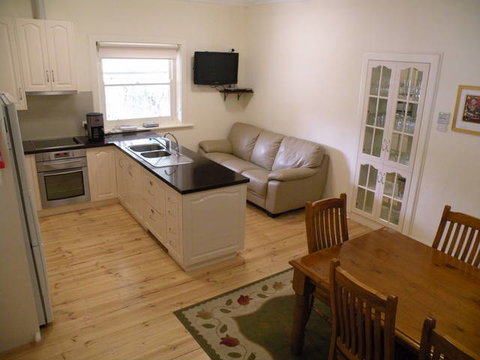 MacDonnell House (Naracoorte Cottages) - Kempsey Accommodation 2