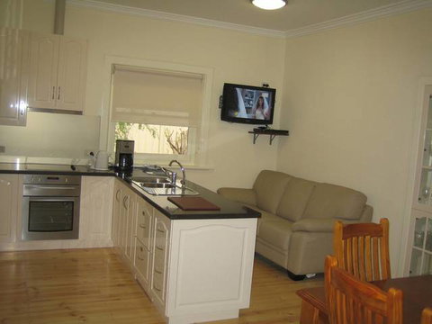 MacDonnell House (Naracoorte Cottages) - Kempsey Accommodation 3