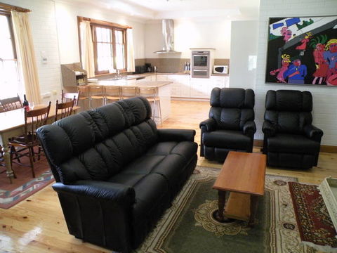 Pinkerton Hill (Naracoorte Cottages) - Kempsey Accommodation 0
