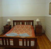 About Town Cottages - Yellow Gum Cottage - Kempsey Accommodation