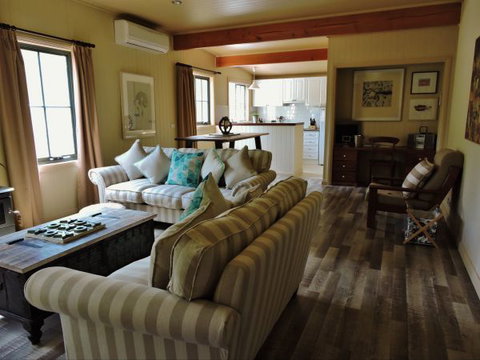 The Guesthouse: Hill End - Kempsey Accommodation 5