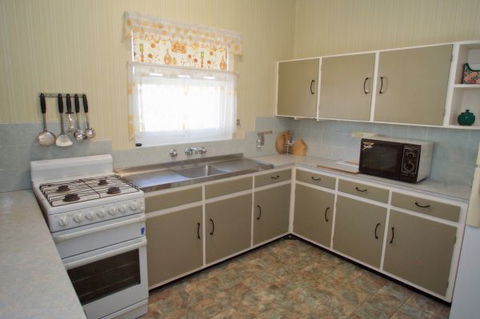 Coastal Cottage - Kempsey Accommodation 4