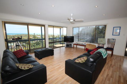 LJ Hooker Goolwa Holiday Rentals - 39 Bradford Road, Goolwa Beach - Kempsey Accommodation 0