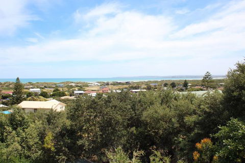 LJ Hooker Goolwa Holiday Rentals - 39 Bradford Road, Goolwa Beach - Kempsey Accommodation 2