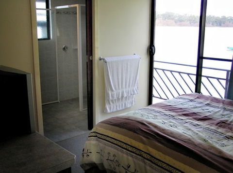 Takeme2 Houseboat - Kempsey Accommodation 3