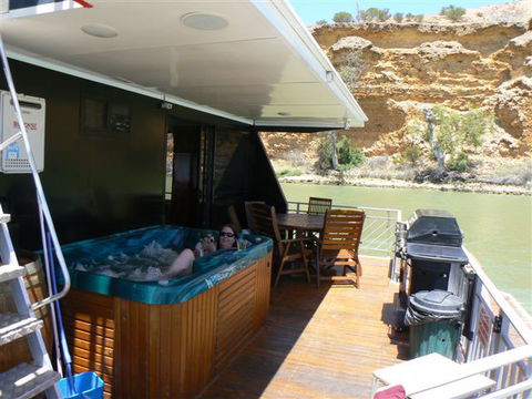 Takeme2 Houseboat - Kempsey Accommodation 4