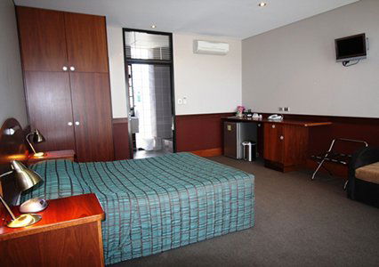 Highlander Hotel Bar Kitchen Rooftop - Kempsey Accommodation 2