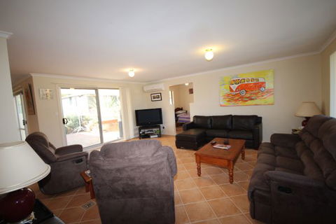 LJ Hooker Goolwa Holiday Rentals - 12 Willmett Road, Goolwa Beach - Kempsey Accommodation 0