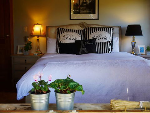 La Perrie Chalet Bed And Breakfast - Kempsey Accommodation 0