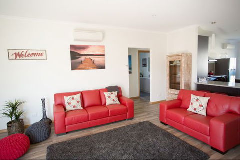 RED FIN Part Of BLUE FIN HOLIDAY HOMES - Kempsey Accommodation 0