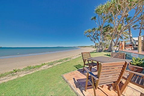 Beachfront Zilzie Holiday Home And Cottage - Kempsey Accommodation 0