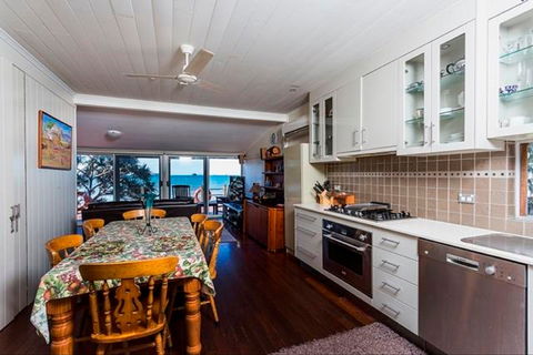 Beachfront Zilzie Holiday Home And Cottage - Kempsey Accommodation 5