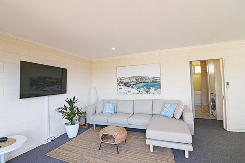 All Decked Out At Penguin Mews - Kempsey Accommodation 3