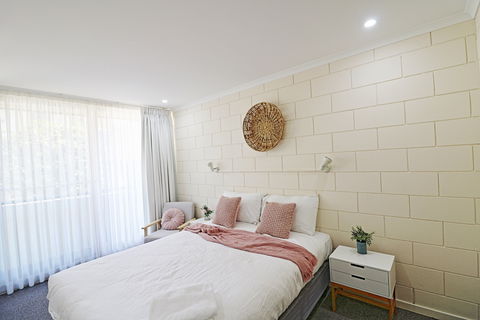 All Decked Out At Penguin Mews - Kempsey Accommodation 4