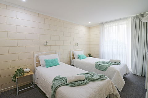 All Decked Out At Penguin Mews - Kempsey Accommodation 5