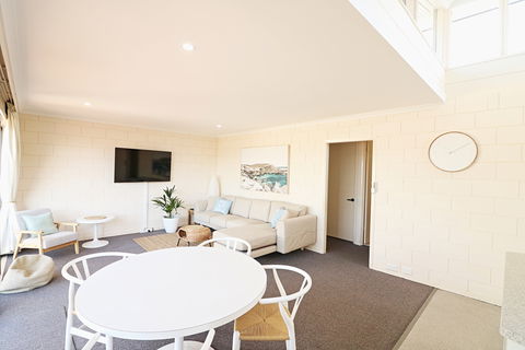 All Decked Out At Penguin Mews - Kempsey Accommodation 6