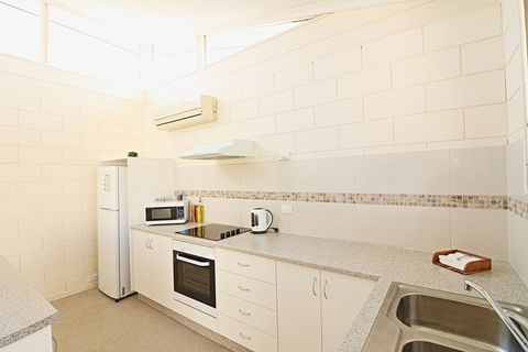 All Decked Out At Penguin Mews - Kempsey Accommodation 7