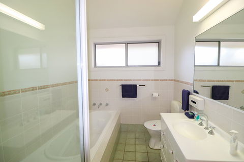 Shearwater Deluxe Villa - Kempsey Accommodation 5