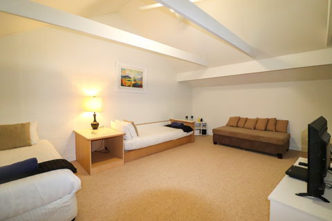 Shearwater Deluxe Villa - Kempsey Accommodation 6