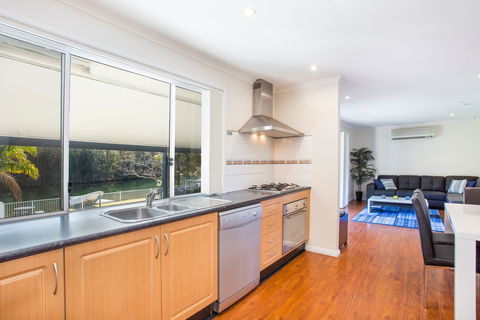Waterfront Wonder At Lake Conjola - Kempsey Accommodation 2