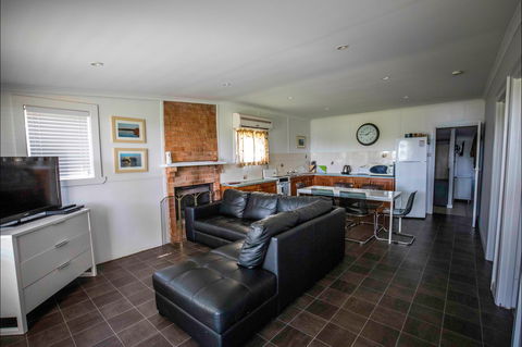 731 East Front Road Via Mannum -River Shack Rentals - Kempsey Accommodation 1