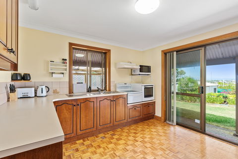 Century21 SouthCoast: Reef & Vines Port Noarlunga - Kempsey Accommodation 2