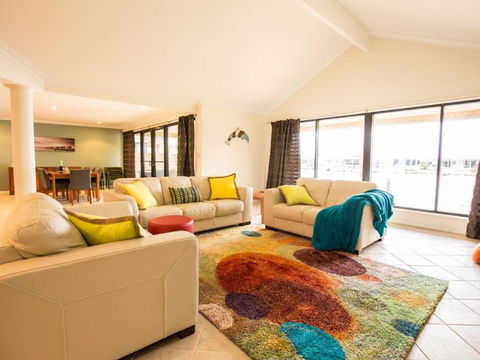 Canal Elegance In Yunderup - Kempsey Accommodation 0