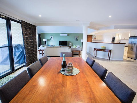 Canal Elegance In Yunderup - Kempsey Accommodation 1