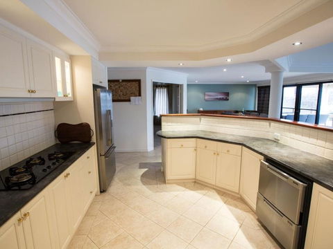 Canal Elegance In Yunderup - Kempsey Accommodation 2