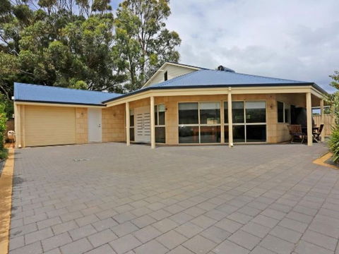Falcon By The Bay - Kempsey Accommodation 1