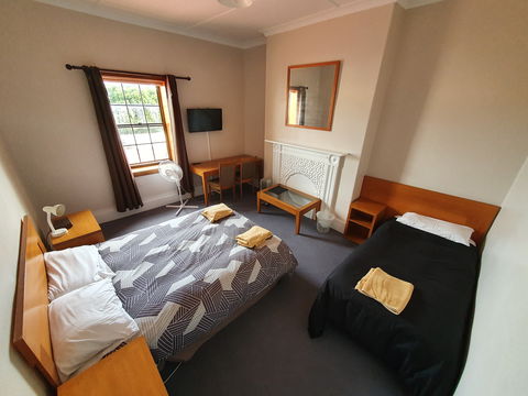 Victoria Hotel Port McDonnell - Kempsey Accommodation 1