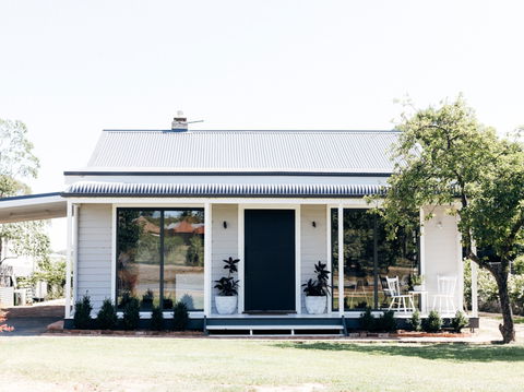 Chic Country Cottage With Vineyard Views - Kempsey Accommodation 0